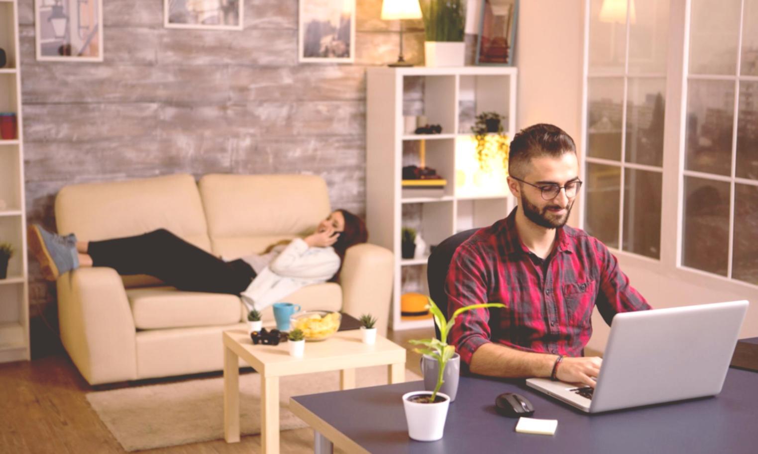 Famille qui planifie son budget autour d'une table
